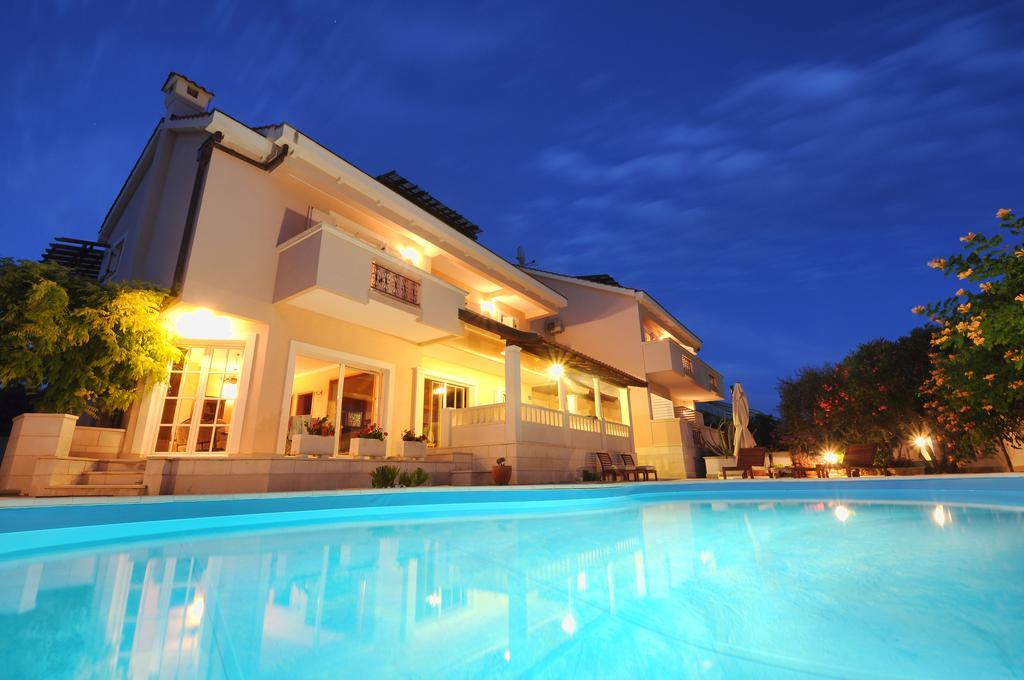 Apartments Villa Marnii Kožino Buitenkant foto