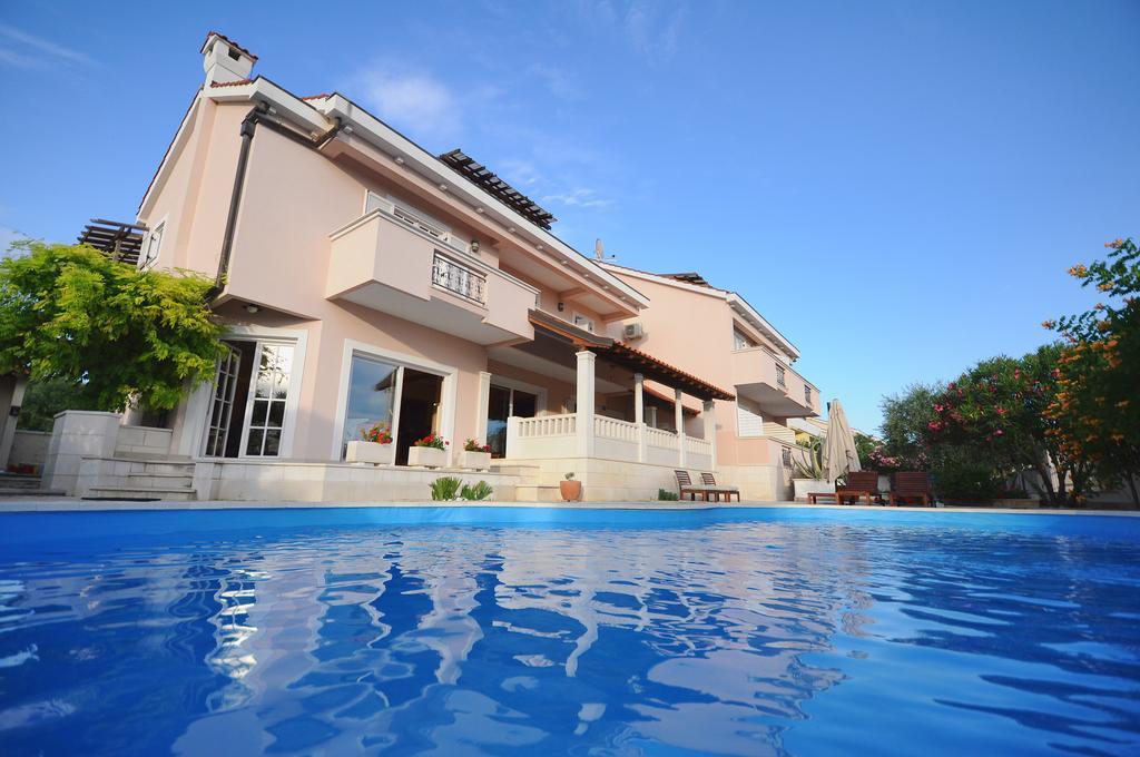 Apartments Villa Marnii Kožino Buitenkant foto