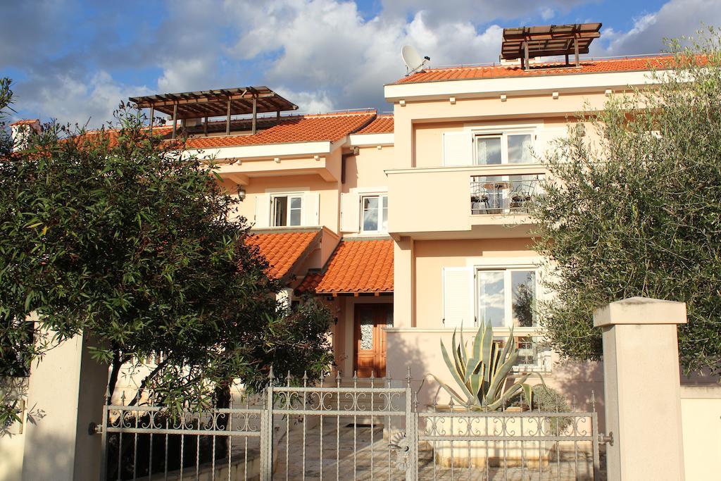 Apartments Villa Marnii Kožino Buitenkant foto