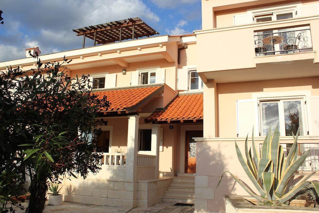 Apartments Villa Marnii Kožino Buitenkant foto