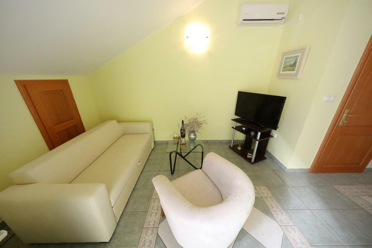 Apartments Villa Marnii Kožino Buitenkant foto