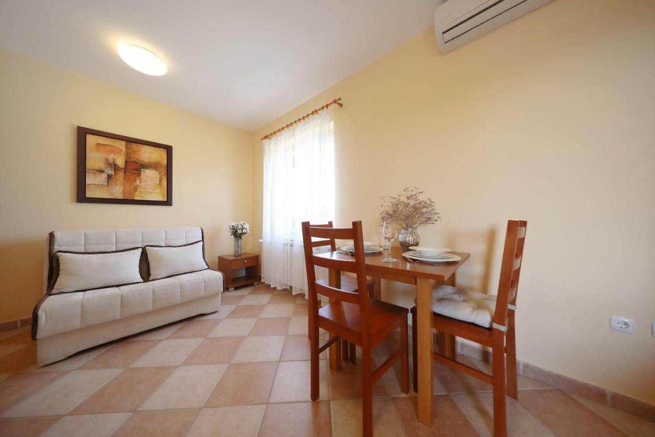 Apartments Villa Marnii Kožino Buitenkant foto