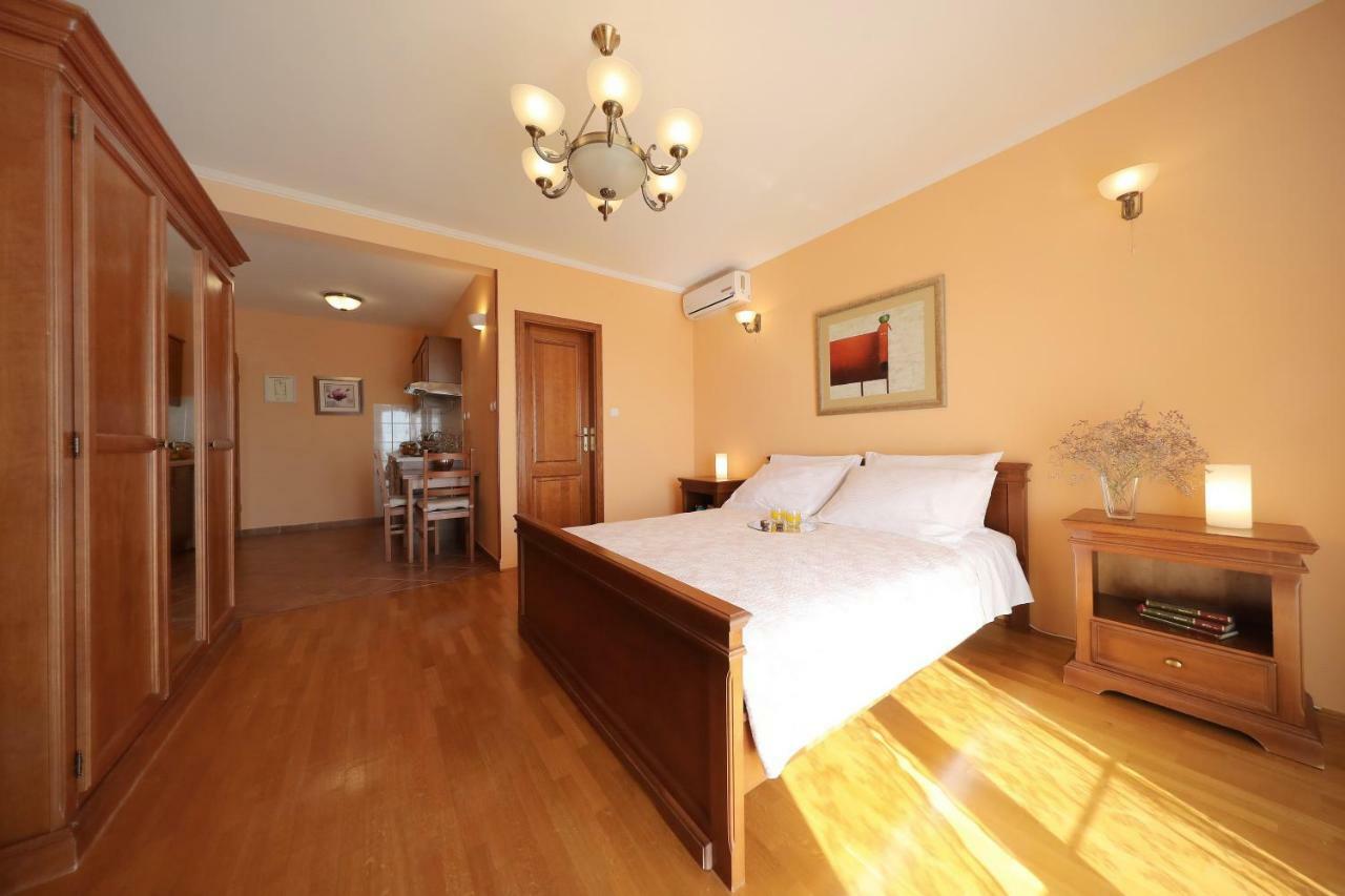 Apartments Villa Marnii Kožino Buitenkant foto