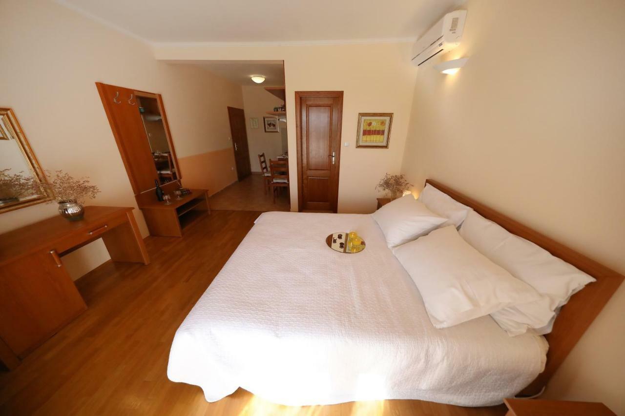 Apartments Villa Marnii Kožino Buitenkant foto
