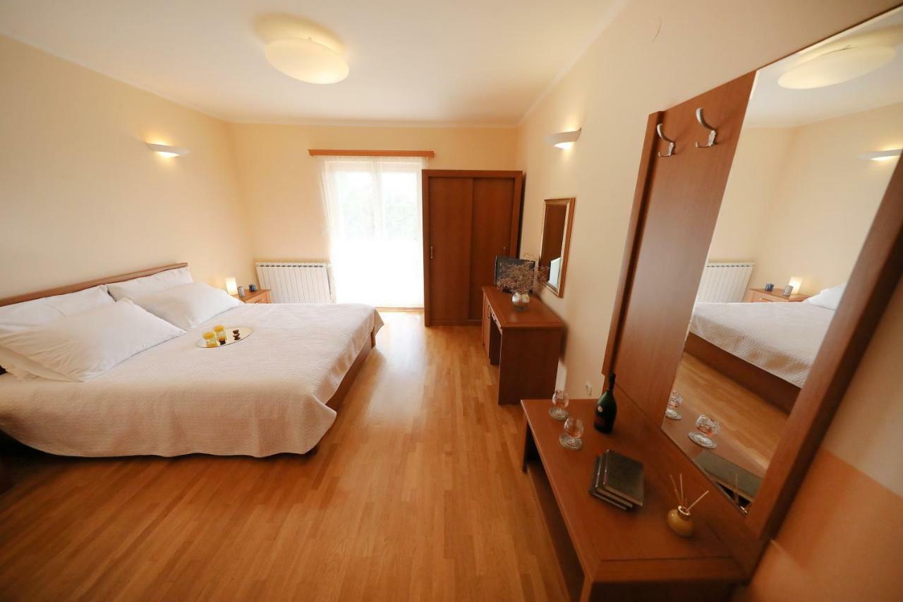 Apartments Villa Marnii Kožino Buitenkant foto
