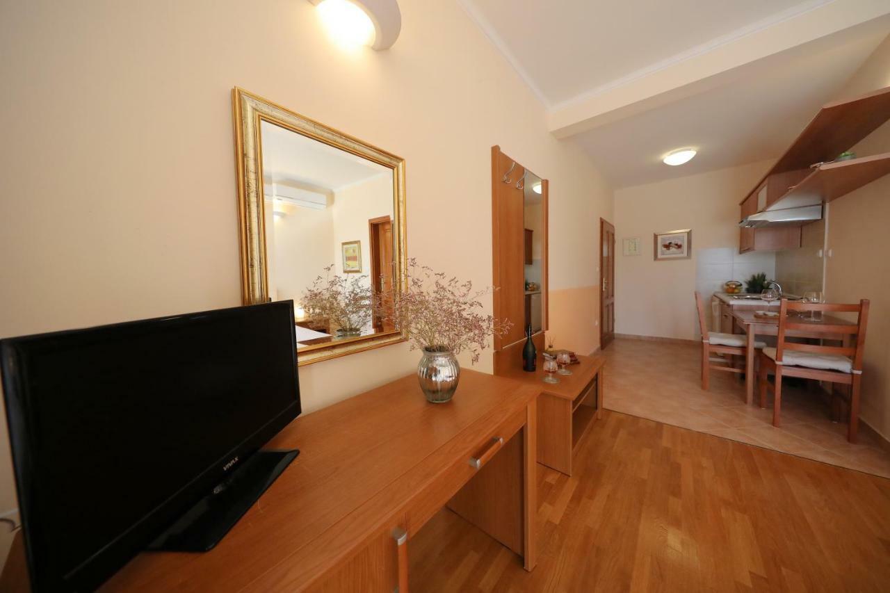 Apartments Villa Marnii Kožino Buitenkant foto