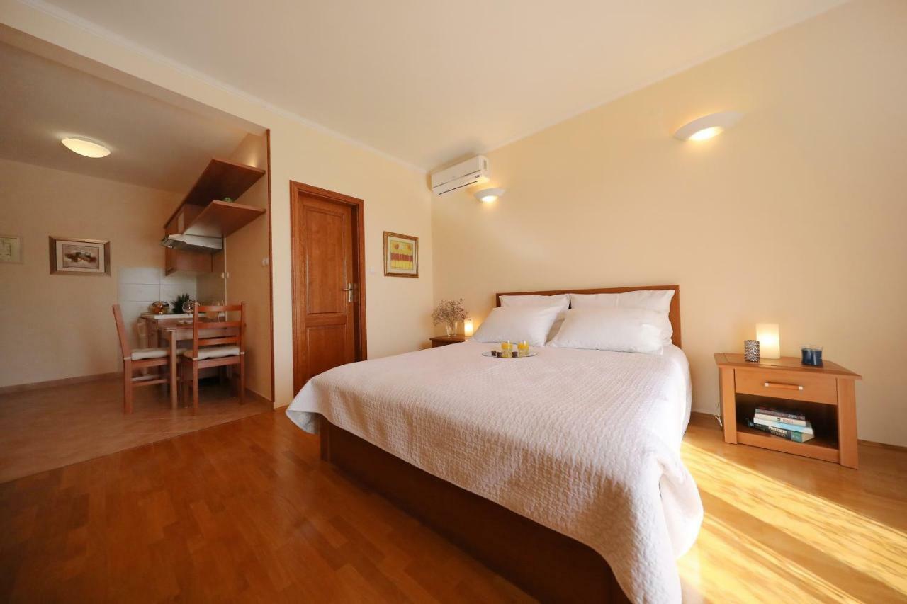 Apartments Villa Marnii Kožino Buitenkant foto